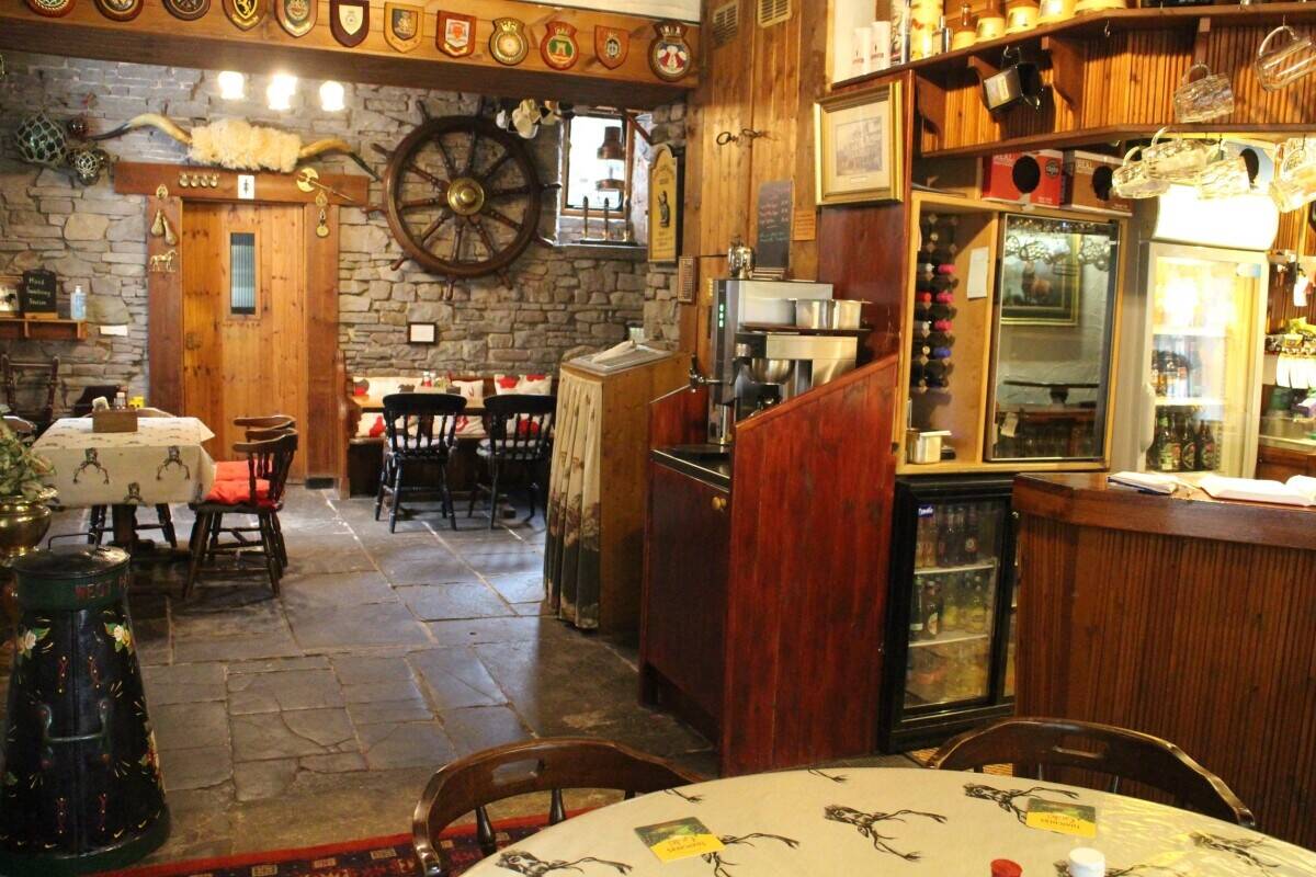 BRECON BEACONS - USK VALLEY CANALSIDE PUB WITH EXCELLENT ACCOMMODATION Photo 4