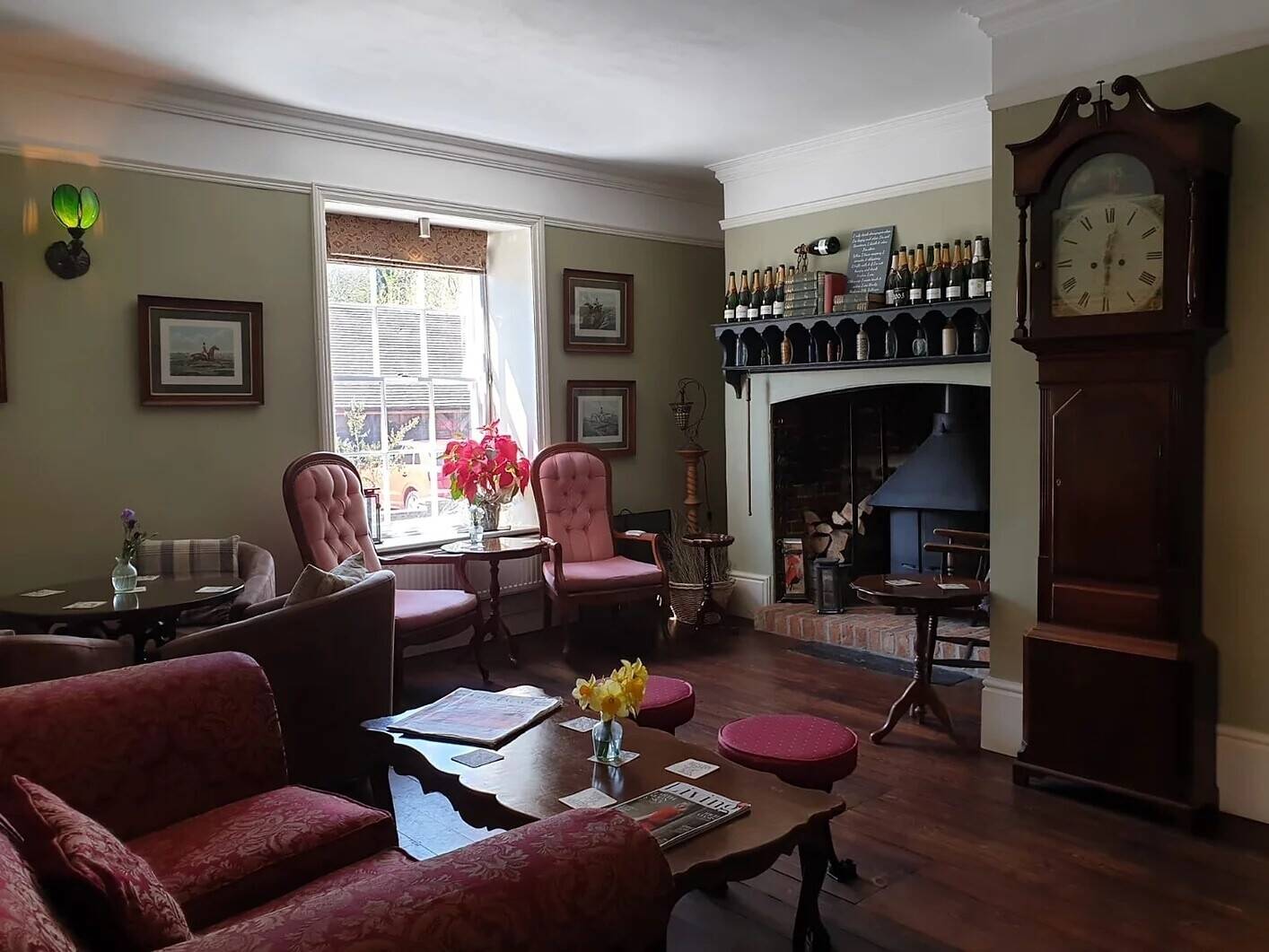 WILTSHIRE - PRESTIGIOUS VILLAGE FREEHOUSE WITH LETTING ACCOMMODATION Photo 4