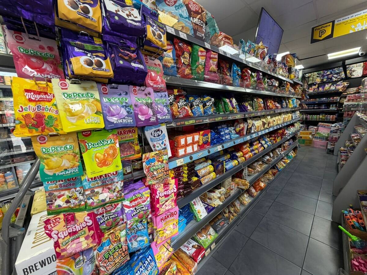 OFF LICENCE LEASE FOR SALE IN PRIME LOCATION IN CANARY WHARF WITH HIGH POTENTIAL TO INCREASE SALE. Photo 4