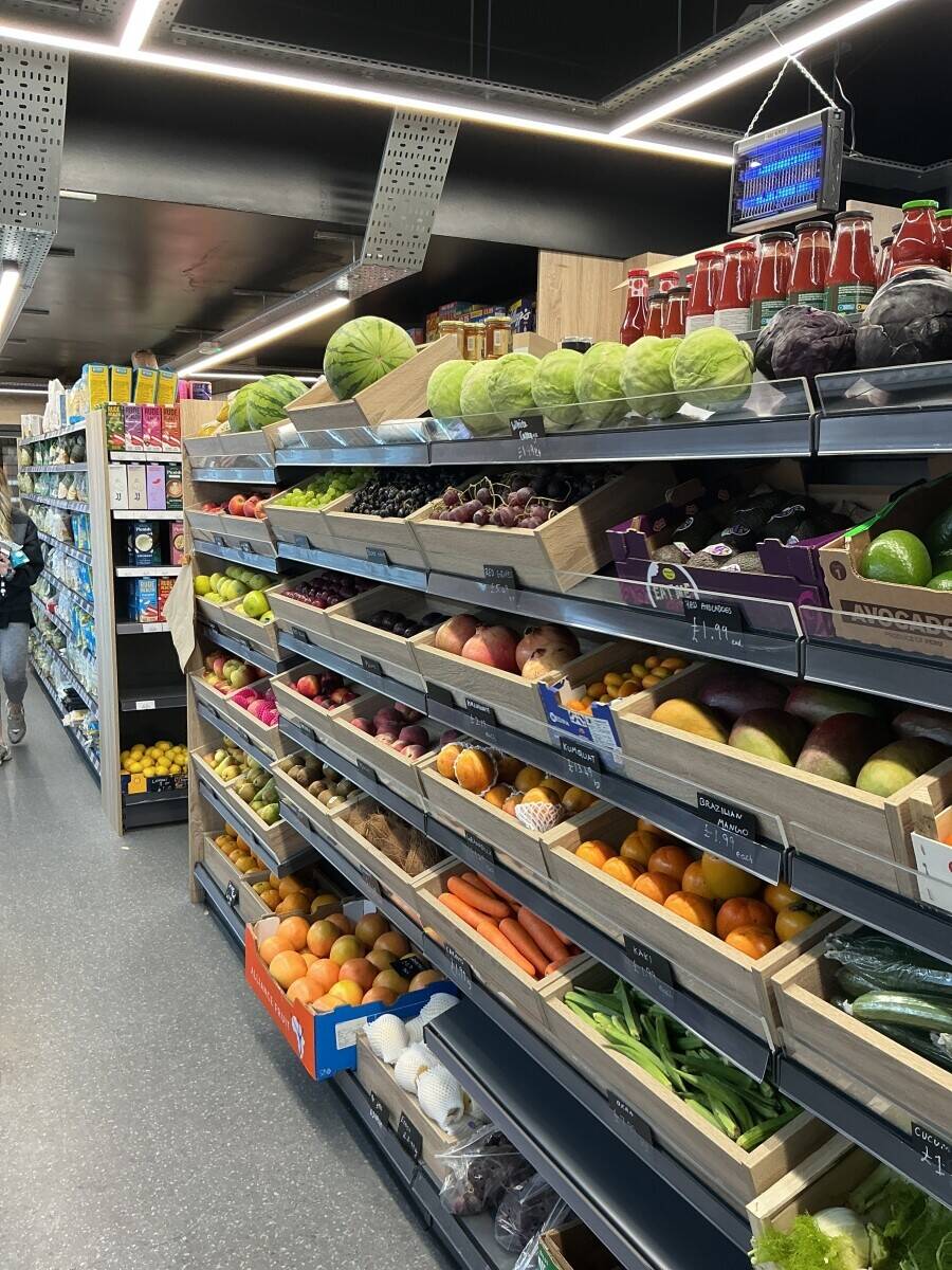 Whole foods / off licence in Clapham