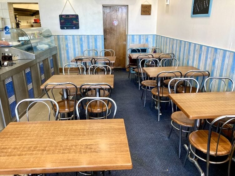 FISH & CHIP TAKEAWAY/RESTAURANT/CAFÉ & ICE CREAM PARLOUR with ALCOHOL LICENCE