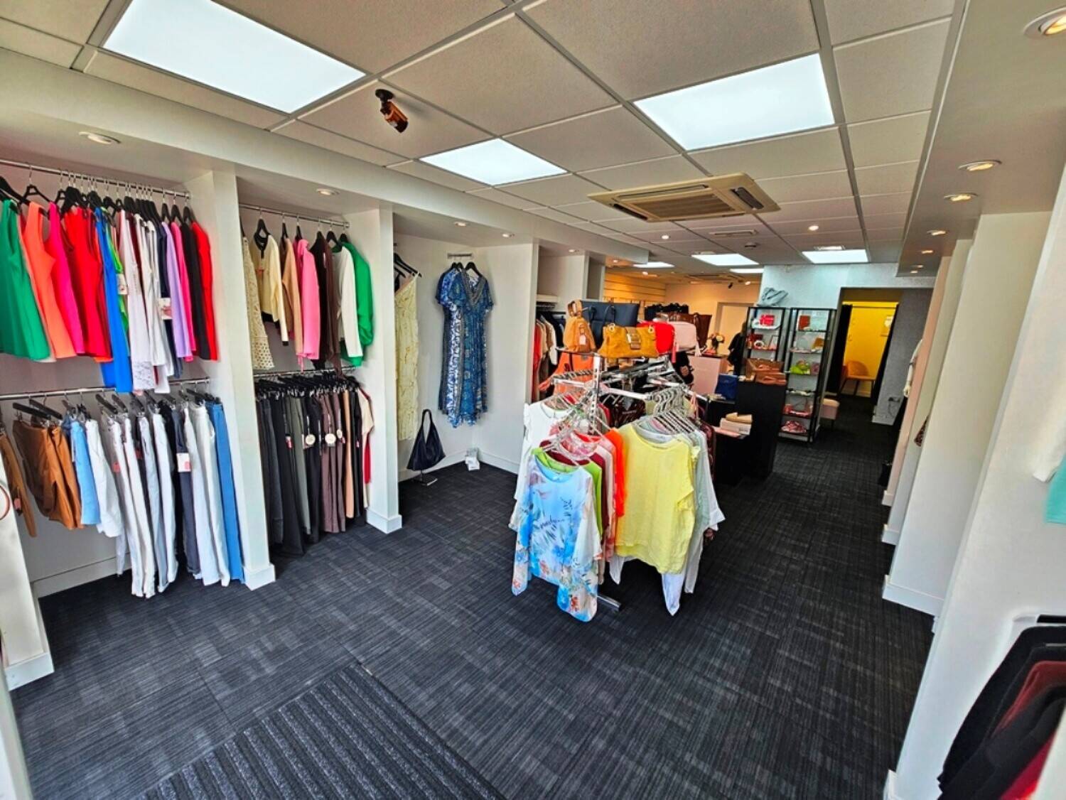 INDEPENDENT LADIES CLOTHING BOUTIQUE . EST 17 YEARS – FOR SALE – HADLEIGH, ESSEX