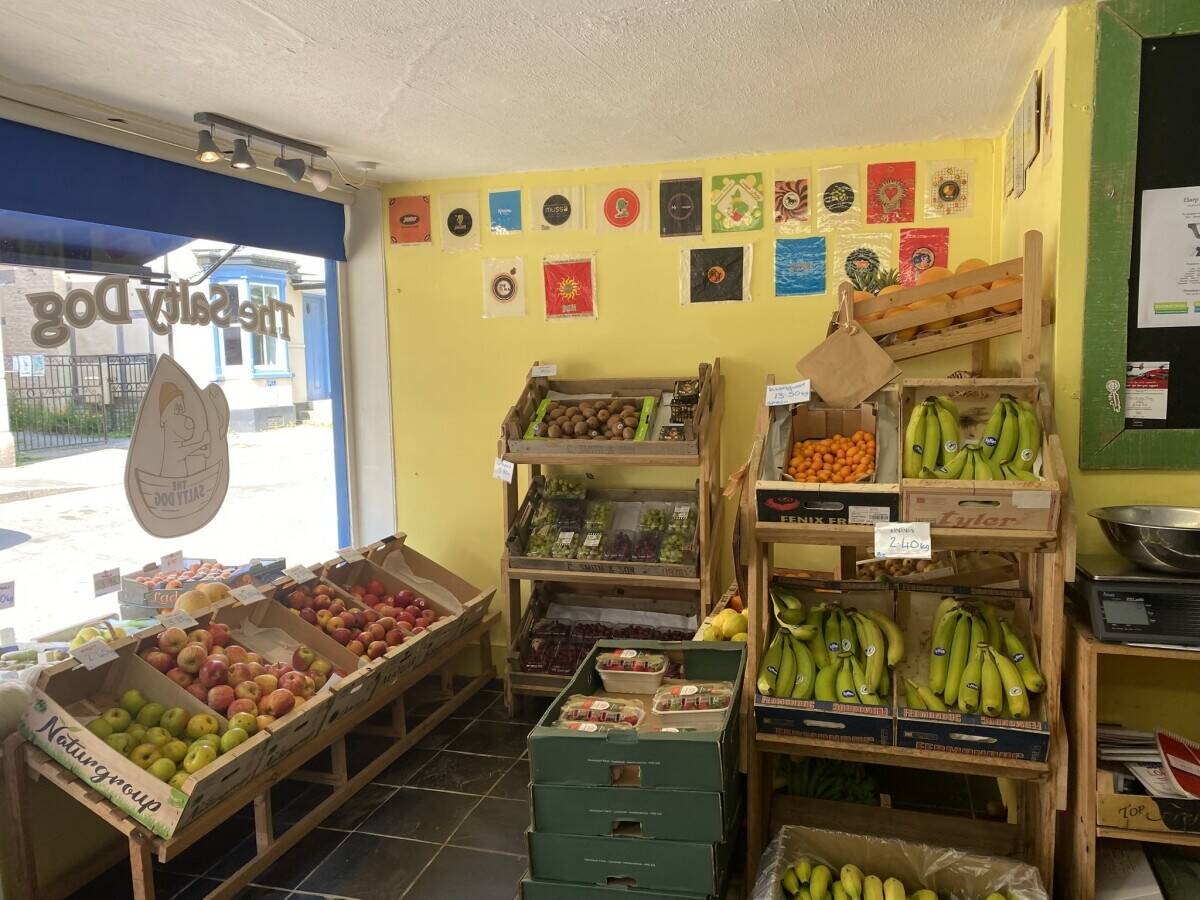 POWYS - GREENGROCERS IN TOWN CENTRE LOCATION