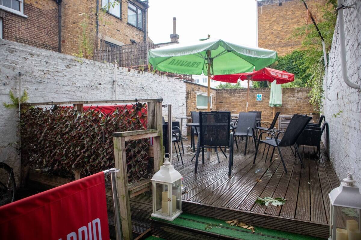 LONDON - PROMINENT FREEHOLD PUB BY MAJOR STADIUM AND STATION Photo 4