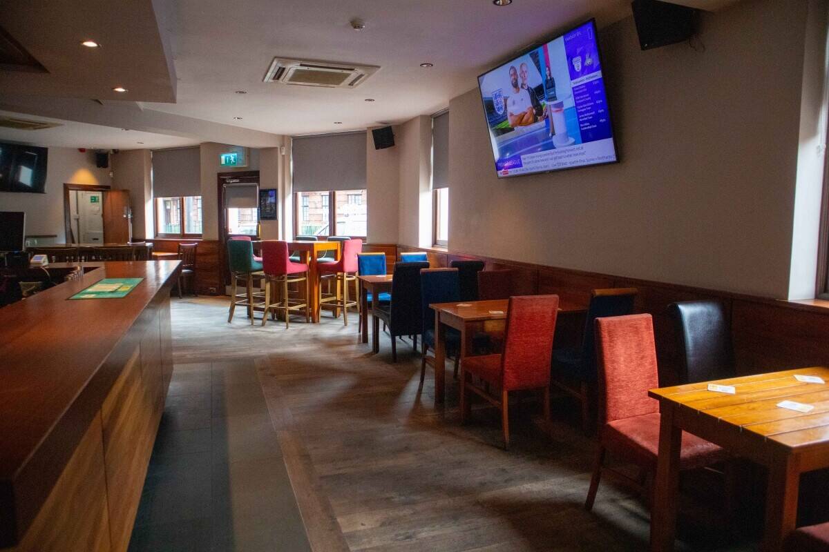 LONDON - FREEHOLD PUB NEXT TO MAJOR CENTRAL LONDON SPORTS STADIUM Photo 4