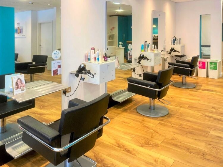 FULLY EQUIPPED HAIR & BEAUTY SALON PREMISES Photo 4
