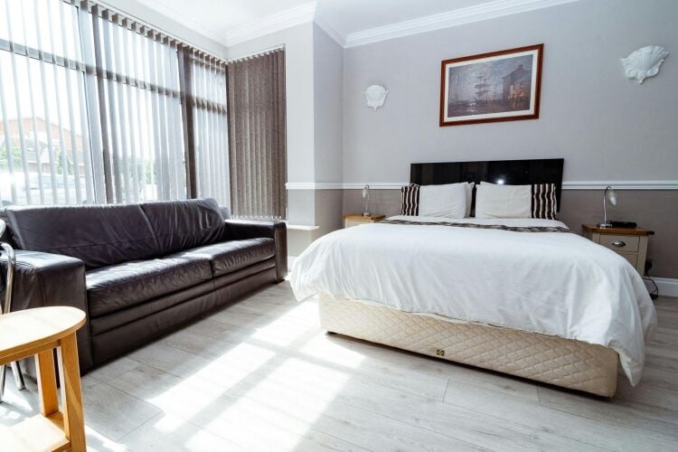 Fully Refurbished HMO Investment Property Occupying Prominent Position with Future Development Potential s.t.p.p. Photo 4