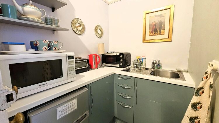 Retirement Sale of 11 Bedroom Home & Income B&B Well Located Between Shopping Thoroughfare and Pier Photo 4