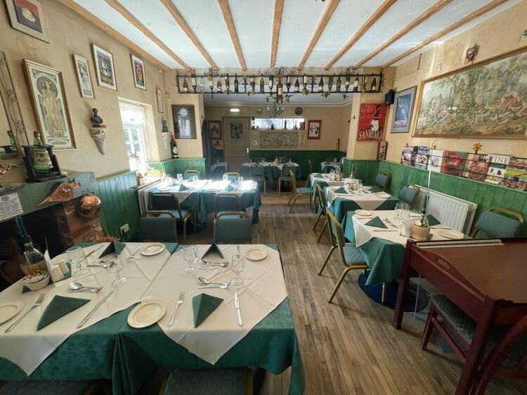 Traditional Italian Restaurant/Pizzeria & Staff and Owners Accommodation