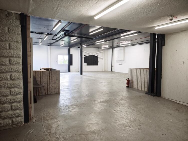 Vacant Unit For Sale in Huddersfield Photo 4