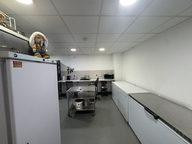 Leasehold Fish & Chip Takeaway Located In Smith’s Wood, Birmingham Photo 4