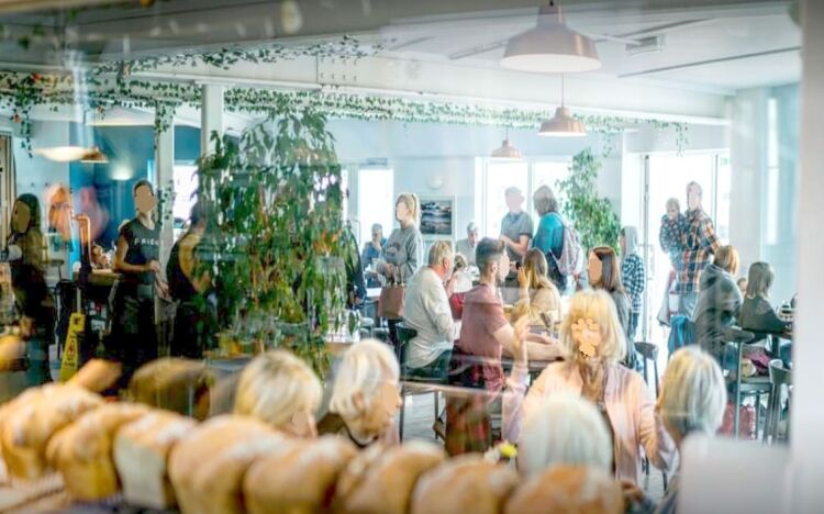 Upmarket café-restaurant seating 70+ in well populated suburb
