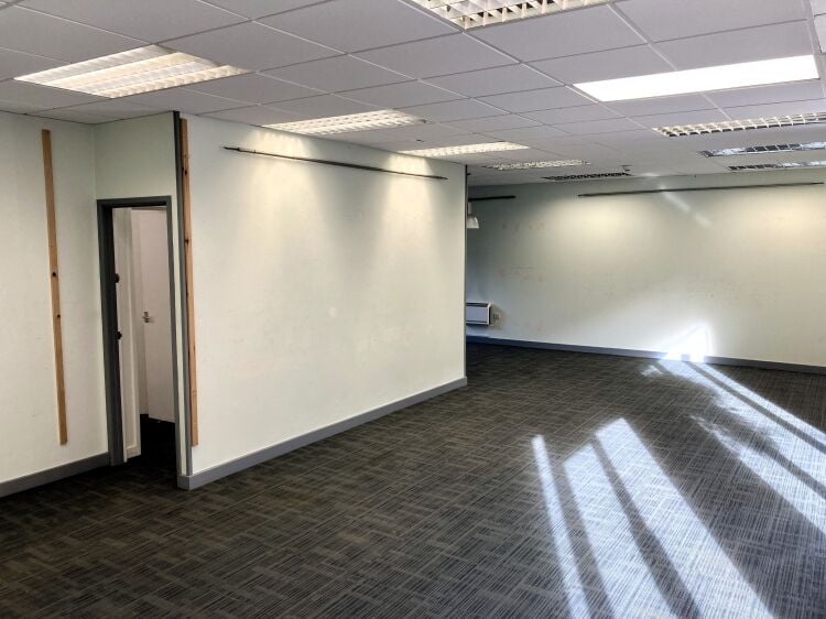 EMPTY RETAIL PREMISES Photo 4