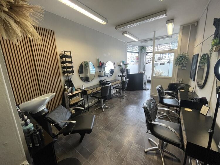 Retail Premises in a Prime Position To Let For Sale in Newton Abbot