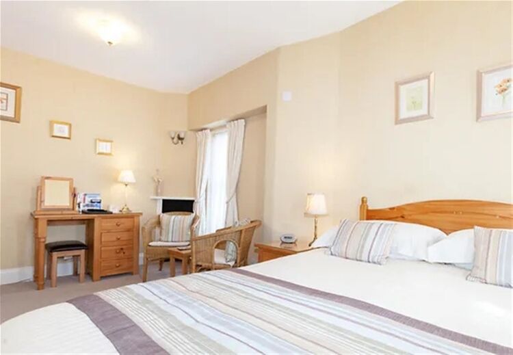 Charming Highly Rated 6-Bed Guest House in Torquay For Sale in Torquay