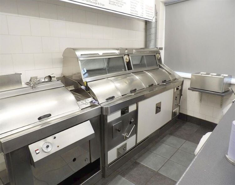 Semi-rural fish & chip shop, Castleford village centre Photo 4