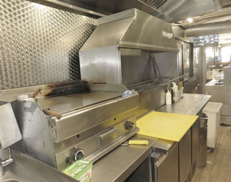 Spacious 60-cover licensed restaurant and takeaway, Hornchurch Photo 4
