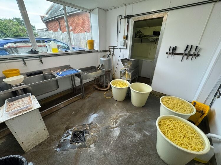 Profitable Fish & Chip Shop and 3 Bedroom Self-Contained Flat Photo 4
