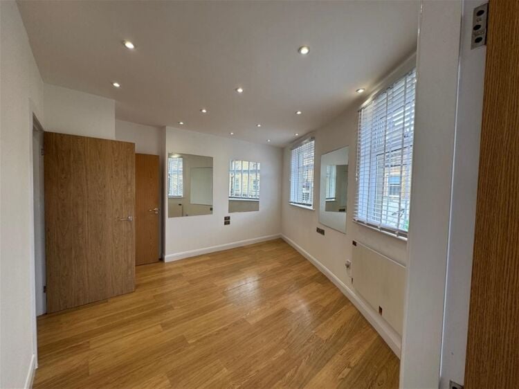 Vacant Unit For Sale in Elland Photo 4