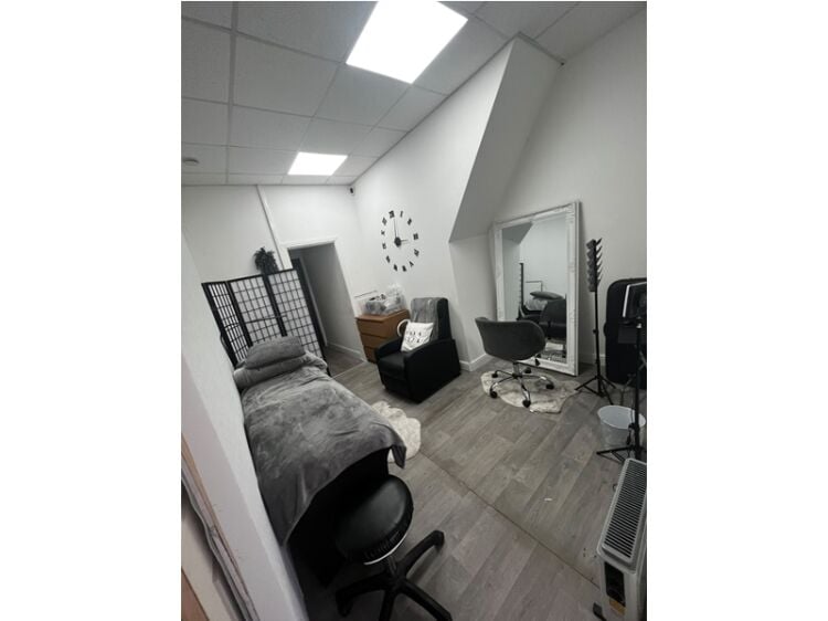 STYLISH & ESTABLISHED BEAUTY STUDIO IN SALFORD