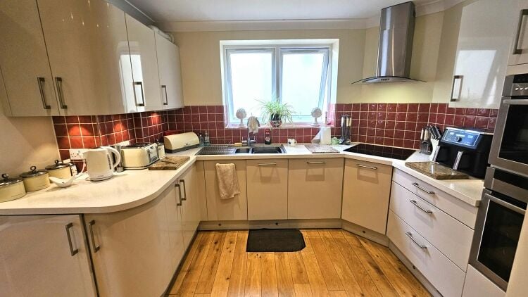 10/10 Rated Holiday Letting Home & Income - Sea Views Photo 4