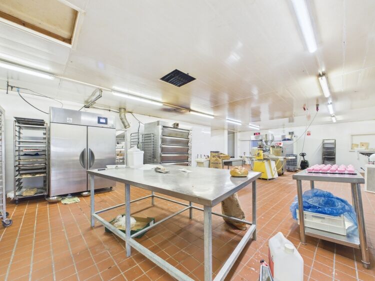 Established Freehold Bakery With Extensive Premises In Torrance Photo 4