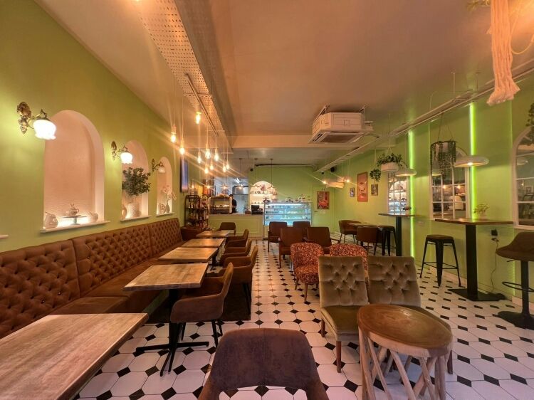 Spacious Well Equipped Town Centre Café/Bakery – Outside Seating