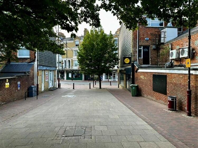 LEASEHOLD CAFE/RESTAURANT SITE
VACANT UNIT WITH EXTRACTION IN PLACE