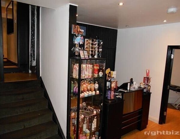 Large Tanning and Beauty Salon with 6 Rooms in a busy location. Reasonable offers invited. Photo 2