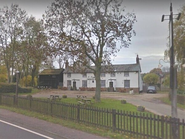 FULLY LICENSED FINE DINING RESTAURANT & WEDDING VENUE FOR SALE IN DELIGHTFUL HERTFORDSHIRE VILLAGE Photo 1