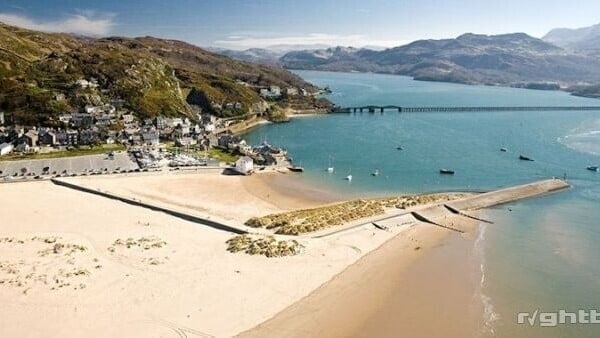 SORRY NOW SOLD    Victorian Sea Front Guest House 8 letting bedrooms, guests lounge. Photo 1