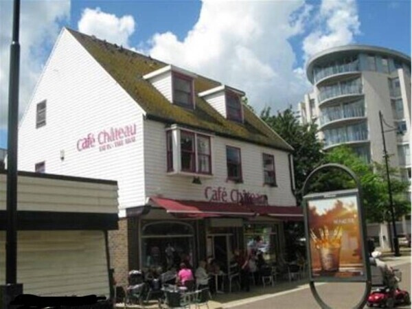 FULLY LICENSED COFFEE SHOP & DAYTIME BISTRO FOR SALE IN ROMFORD TOWN CENTRE Photo 1