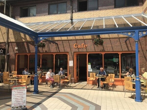 STYLISH TOWN CENTRE COFFEE SHOP FOR SALE IN NEWTOWN/POWYS Photo 1