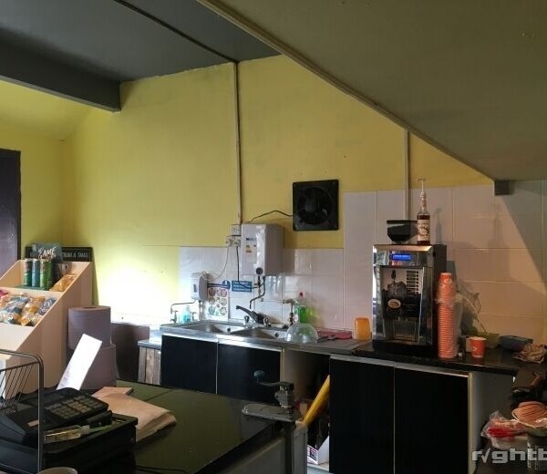 An absolute bargain for any potential business owners. Please read the description. Photo 1