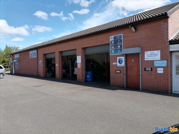 SERVICE, REPAIR AND MOT GARAGE Photo 1