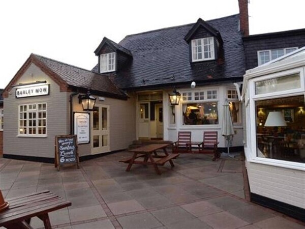STUNNING WATERSIDE VILLAGE PUBLIC HOUSE HOTEL/RESTAURANT & FUNCTION VENUE FOR SALE IN WARWICKSHIRE Photo 1
