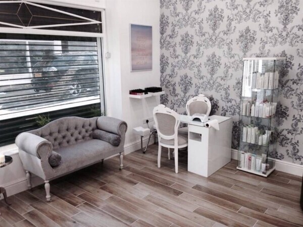 STYLISH HAIR & BEAUTY STUDIO FOR SALE IN CLECKHEATON TOWN CENTRE Photo 1