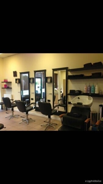 Unisex hairdressing, Barber, beauty, nails, tanning, prime location, well established, turn-key bus. Photo 1