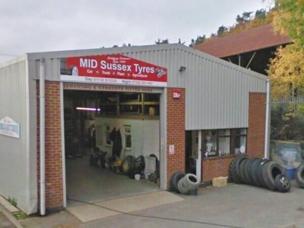 Busy Tyre Changing Garage Photo 1
