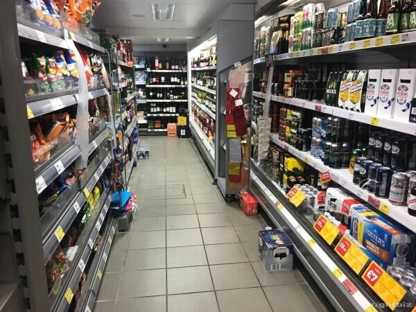 Convenient Store Under offer in Wokingham Freehold  Photo 1