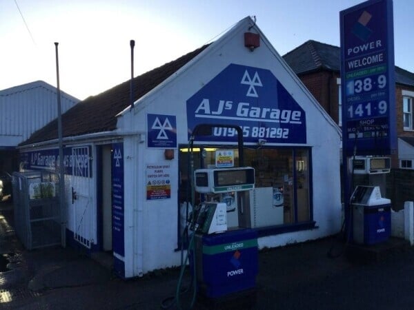 Long Established MOT & Service Garage Photo 1