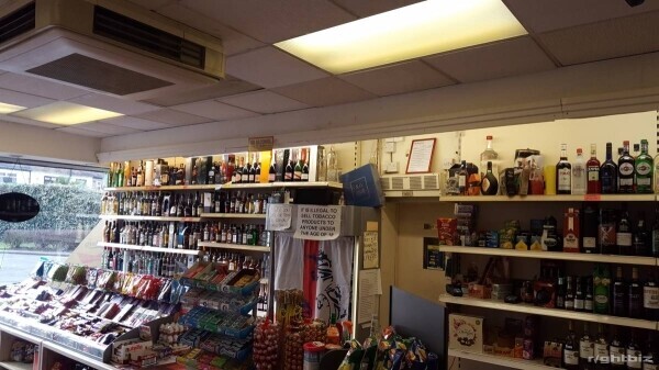 OFF LICENCE FOR SALE WITH LARGE 1BED FLAT VERY CHEAP RENT Photo 1