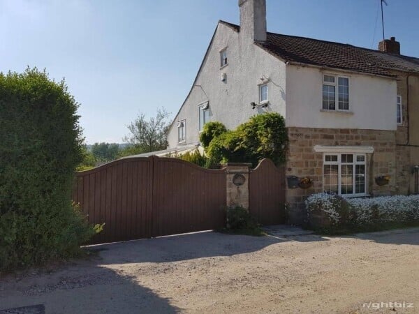 Character house with separate self-contained annex, private brook and large garden. Semi-rural Photo 1