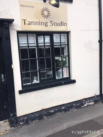 Tanning salon with expansion for barbers / Hair dressers or other, prime location Photo 1