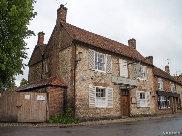 BUCKINGHAMSHIRE - VILLAGE FREEHOUSE Photo 1