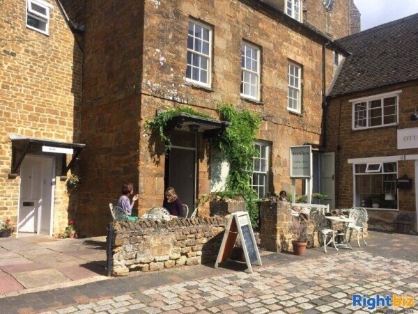 WELL PRESENTED DAYTIME LICENSED COFFEE SHOP/SANDWICH BAR in pleasant Oxfordshire country town. Photo 1