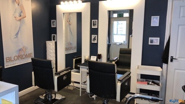 Hairdressing salon based on busy high street Photo 1