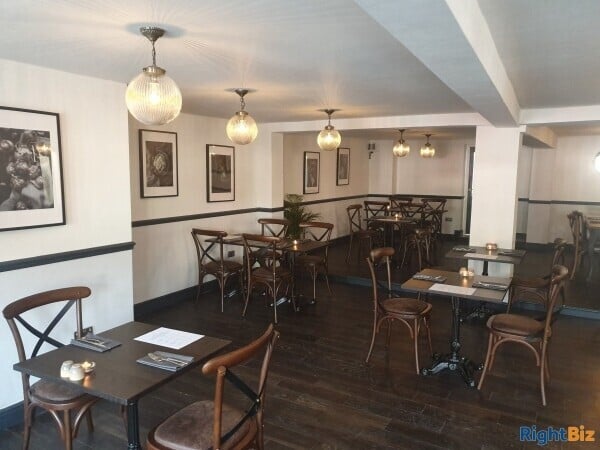 Amazing refurbished modern restaurant, potential to increase opening times and revenue. Photo 1