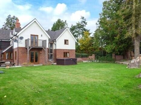 Sizeable, Well-appointed Holiday Cottage in Shropshire Photo 1