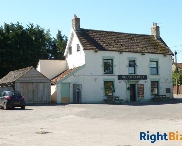 Popular leasehold Free house near to Frome Somerset with lovely beer garden Photo 1